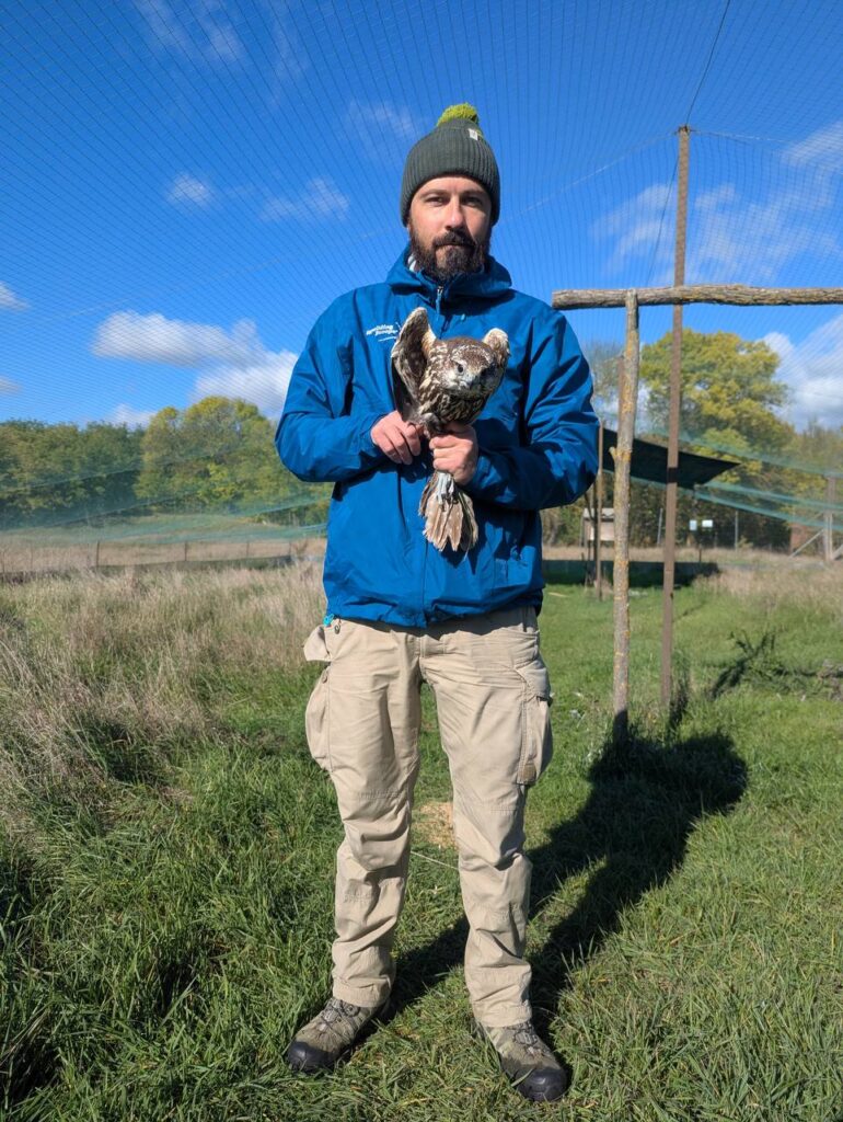 Науковець Олександр Гайдаш під час випуску балабана